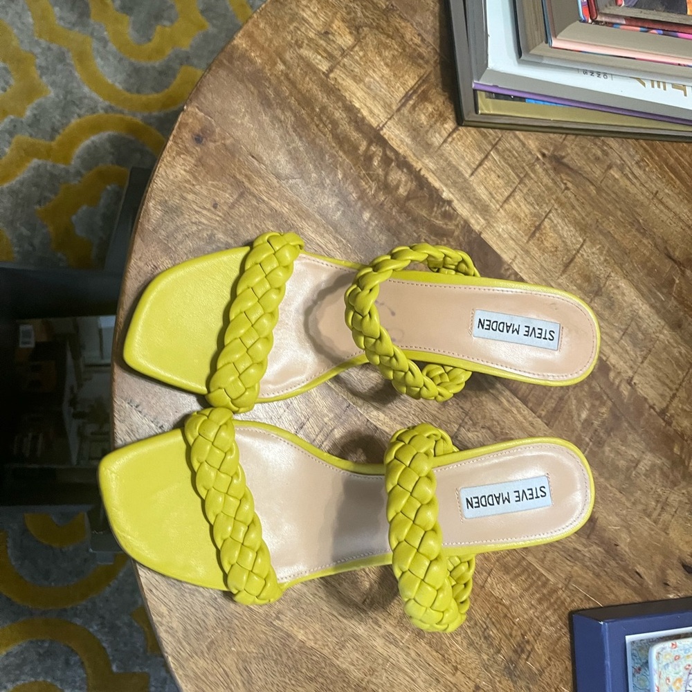 Sam Edelman strappy lime green sandal. Gorgeous. Size 11.